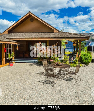 Café draußen auf der Straße in der Nähe der Waterfront der Okanagan Lake Stockfoto