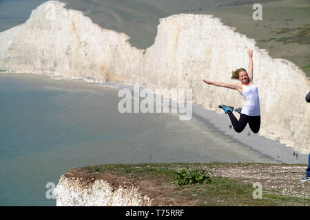 Touristen ihr Leben riskieren selfies auf 400 Fuß bröckelnden Kreidefelsen zu erhalten, Birling Gap, East Sussex, Großbritannien Stockfoto