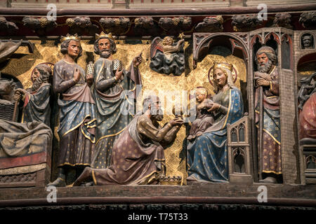 Holzschnitzereien der Chorschranke mit den Heiligen Drei Königen im Innenraum der Kathedrale Notre-Dame, Paris, Frankreich | mittelalterlichen Holzbildhauerei wit Stockfoto