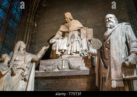 Grabdenkmal für Bischof Jean-Baptiste de Belloy im Innenraum der Kathedrale Notre-Dame, Paris, Frankreich | Denkmal für Erzbischof Jean-Baptiste de Stockfoto