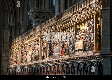 Chorschranke im Innenraum der Kathedrale Notre-Dame, Paris, Frankreich | mittelalterlichen Holzbildhauerei an der Chor der Kathedrale Notre-Dame, Paris, Franc Stockfoto