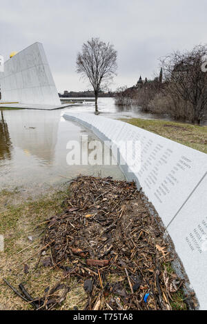 Epische überschwemmung des Ottawa River im April 2019 verursacht großen Schaden und versenkt die Marine Denkmal auf Victoria Island in der Nähe von Parliament Hill. Stockfoto