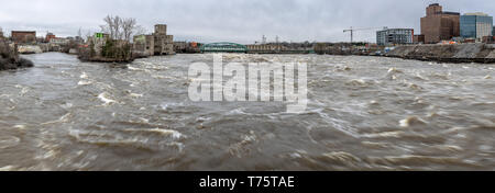 Ein Blick auf die historischen Überschwemmung des Ottawa River im April 2019 als aus dem Portage Brücke in der Nähe von Parliament Hill in Ottawa, Ontario. Stockfoto