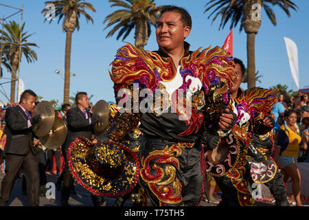 Caporales Tänzerin in reich verzierten Kostümen erklingt in der jährlichen Carnaval Andino Con la Fuerza del Sol in Arica, Chile. Stockfoto