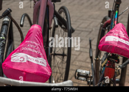 Fahrrad sitze mit Rennen für das Leben durch die Krebsforschung in Cambridge, England, UK. Stockfoto