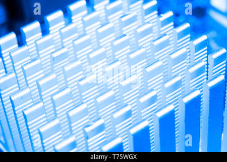 Makroaufnahme der Platine mit Widerständen Mikrochips und elektronische Komponenten. Computer Hardware Technologie. Integrierte Kommunikation Prozessor. Inf Stockfoto
