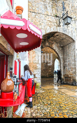 Spaziergang durch die Altstadt von Obidos, Portugal Stockfoto