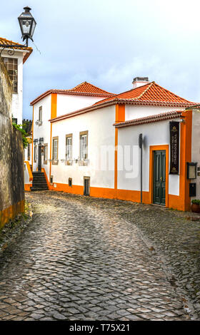 Spaziergang durch die Altstadt von Obidos, Portugal Stockfoto