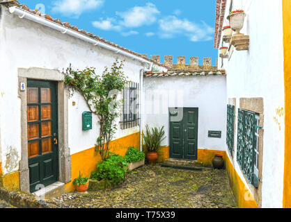 Spaziergang durch die Altstadt von Obidos, Portugal Stockfoto