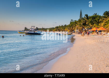 Schönen Sonnenuntergang wirft warmes Licht an der West Bay Beach auf Roatan Honduras. Stockfoto