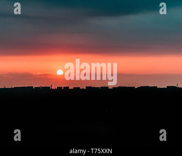 Sonne über Bukarest Gebäude geschossen von 8. Stock Stockfoto