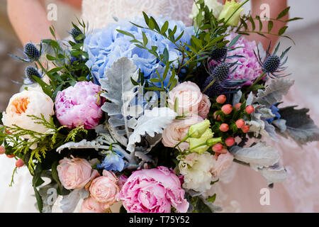 Wedding Bouquet von verschiedenen Blumen in den Händen der eine nicht erkennbare Braut. Stockfoto