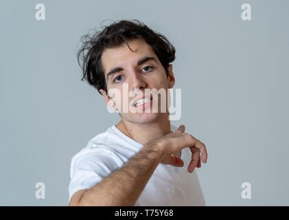 Close up Portrait von Junge kaukasier Männlich mit Verärgerten Gesicht. Suchen unzufrieden und verärgert. Auf neutralem Hintergrund isoliert. In menschen und Gesichtsbehandlung expre Stockfoto