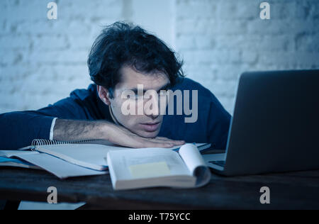 Junge Studentin müde und überfordert Studieren in der Nacht auf dem Computer Laptop Stockfoto