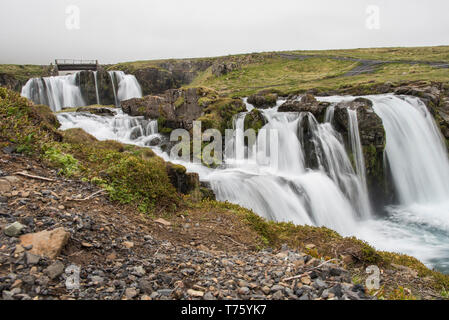 Kirkjufellsfoss und die umliegenden Wasserfälle - lange Belichtung (Island) Stockfoto