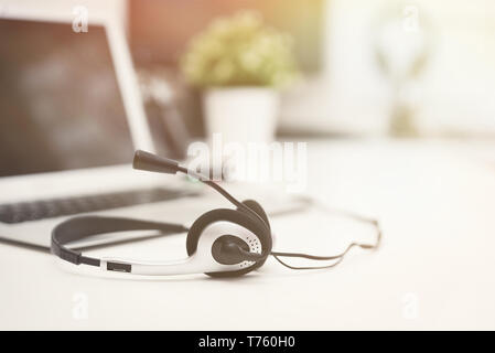 Headset im Call Center. Hotline Support Konzept im Amt. Kundenservice unterstützen. Stockfoto