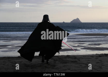 Mitglied der "501st Legion Irland Garnison" gekleidet, wie Darth Vader auf St. Finian's Bay, Kerry, mit Blick auf die Skellig Inseln im Mai Das 4. Festival in Portmagee, wo Szenen aus Star Wars gedreht wurden. Stockfoto