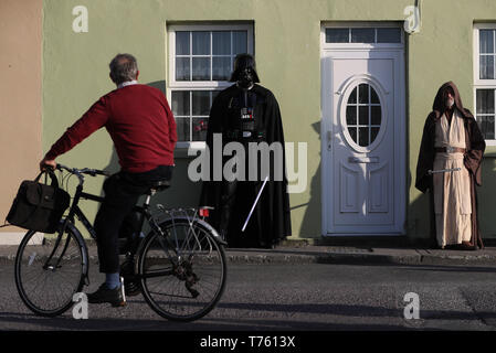 Mitglieder der "501st Legion Irland Garnison' als Darth Vader und Obi Wan gekleidet im Mai Das 4. Festival in Portmagee, wo Szenen aus Star Wars gedreht wurden. Stockfoto