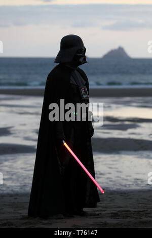 Mitglied der "501st Legion Irland Garnison" gekleidet, wie Darth Vader auf St. Finian's Bay, Kerry, mit Blick auf die Skellig Inseln im Mai Das 4. Festival in Portmagee, wo Szenen aus Star Wars gedreht wurden. Stockfoto