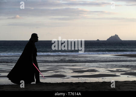 Mitglied der "501st Legion Irland Garnison" gekleidet, wie Darth Vader auf St. Finian's Bay, Kerry, mit Blick auf die Skellig Inseln im Mai Das 4. Festival in Portmagee, wo Szenen aus Star Wars gedreht wurden. Stockfoto
