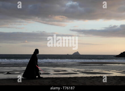 Mitglied der "501st Legion Irland Garnison" gekleidet, wie Darth Vader auf St. Finian's Bay, Kerry, mit Blick auf die Skellig Inseln im Mai Das 4. Festival in Portmagee, wo Szenen aus Star Wars gedreht wurden. Stockfoto