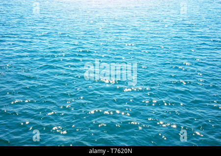 Tief blauen Wasser Meer Textur. Natur Zusammensetzung. Stockfoto