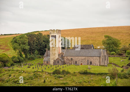 Mittelalterliche St. James's Church Manorbier, Pembrokeshire Coast National Park, Wales, UK. Die Kirche stammt aus dem 12. Jahrhundert und wurde ein Stockfoto