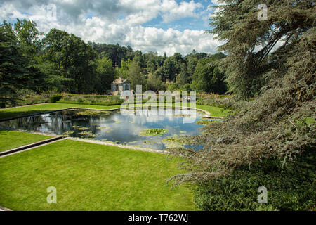 Der Teich und Terrasse an Bodnant Gardens in Wales, Großbritannien Stockfoto