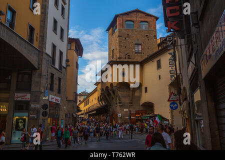 Der Ponte Vecchio, eine mittelalterliche Stein geschlossen - brüstungs Segmentbogen Brücke über den Fluss Arno in Florenz, Italien, bekannt für noch in Läden gebaut Stockfoto