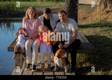 Glückliche Familie: Mutter, Vater, Kinder, Sohn und Tochter auf Sonnenuntergang Stockfoto