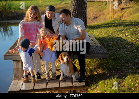 Glückliche Familie: Mutter, Vater, Kinder, Sohn und Tochter auf Sonnenuntergang Stockfoto