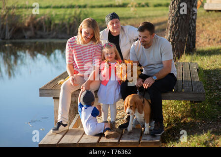 Glückliche Familie: Mutter, Vater, Kinder, Sohn und Tochter auf Sonnenuntergang Stockfoto