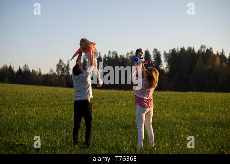 Glückliche Familie: Mutter, Vater, Kinder, Sohn und Tochter auf Sonnenuntergang Stockfoto