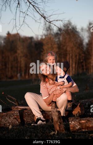 Glückliche Familie: Mutter, Vater, Kinder, Sohn und Tochter auf Sonnenuntergang Stockfoto