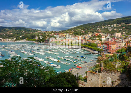 Blick von oben auf die kleine Stadt Lerici auf Ligurische Küste, Italien, in der Provinz von La Spezia. Panorama der italienischen Stadt Lerici. Viel Boot im Hafen und c Stockfoto