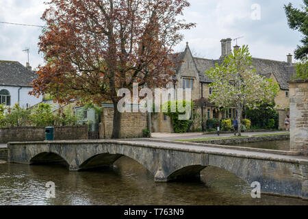 Brücken über den Fluss Windrush, Bourton auf dem Wasser, Cotswolds, Gloucestershire, England, UK, Europa, Europa Stockfoto