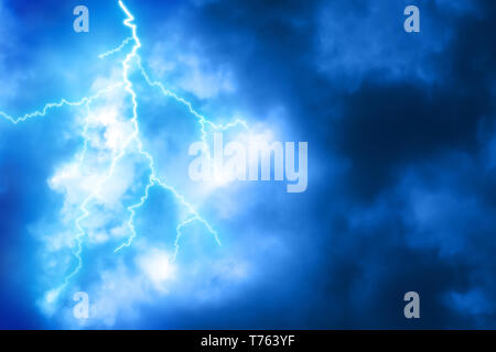 Blitz Himmel mit Wolken. Stürmisches Wetter Konzept. Glänzend realistischen Hintergrund Abbildung. Stockfoto