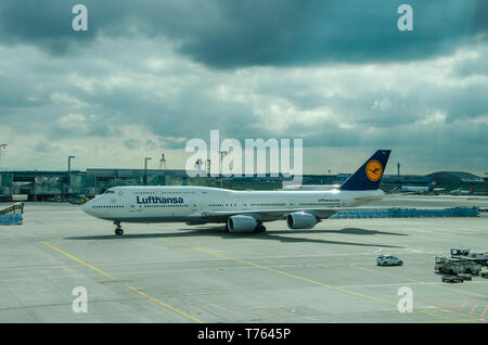 Lufthansa Boeing 747-8Flugzeuge in den Airport Terminal, rangieren in der Nabe. 09/14/2014 Mailand, Malpensa. Italien Stockfoto