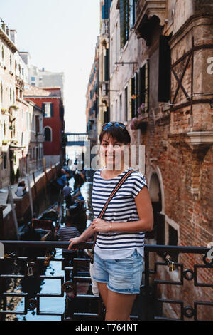 Junge Frau touristische steht auf einer Brücke in der Nähe von Rio del Vin Kanal in Venedig, Italien. Travel Concept. Stockfoto