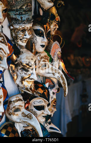 Venedig, Italien - 9 September, 2018: Die farbenfrohen venezianischen Masken Verkauf im Laden auf der Straße, Venedig, Italien. Vintage Venezianische Maske Karneval. Stockfoto