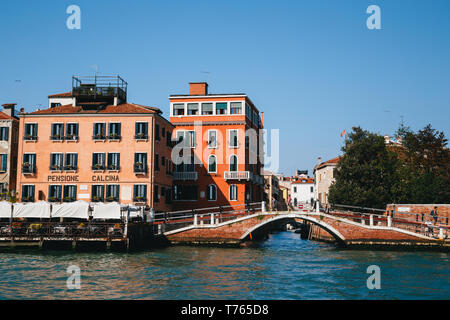 Venedig, Italien - 9 September, 2018: Blick von der Brücke in Rio de S.Vio und ein La Calcina Hotel von den Giudecca Kanal. Stockfoto