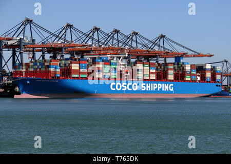 Das containerschiff COSCO Versand Steinbock wird geladen und im Hafen von Rotterdam Entladen am 10. April 2019. Stockfoto