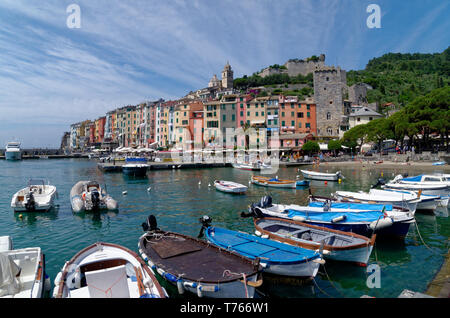 Auf der Suche über viele kleine Boote im Hafen von Porto Venere zu bunten waterfront Gebäude, mit Porta del Borgo und Doria über Stockfoto