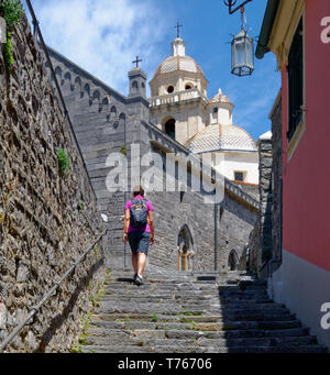 Zu Fuß bis zur Kirche von St. Lawrence (Chiesa di San Lorenzo) in Porto Venere, Italien Stockfoto