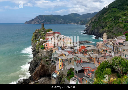 Ein Blick zurück auf Vernazza und Monterosso jenseits von der Cinque Terre trail auf dem Weg nach Corniglia Stockfoto