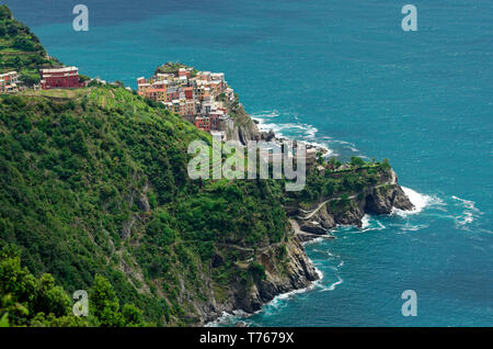 Blick über Manarola und den blau-grünen Meer der Cinque Terre trail auf dem Weg von Corniglia Stockfoto