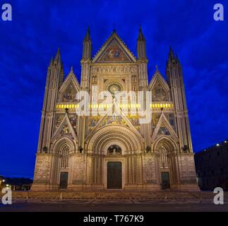 Die herrliche, schöne Fassade der gotischen Dom von Orvieto (Duomo di Orvieto) bei Nacht Stockfoto