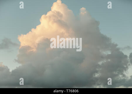 Die wolkenbildung in einem späten Tag Himmel in St. Barts Stockfoto