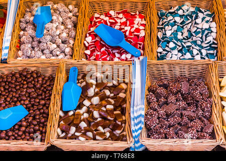 Körbe von Süßigkeiten zum Verkauf an Kings Lynn Mart. Stockfoto