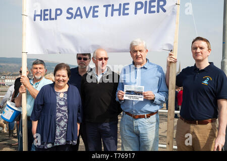 MSPs Maurice Corry und Jackie Baillie bei Save the Pier Rallye in Helensburgh, Schottland mit Gerard Lindsay, Dacid Cantello und andere vom Helensbu Stockfoto